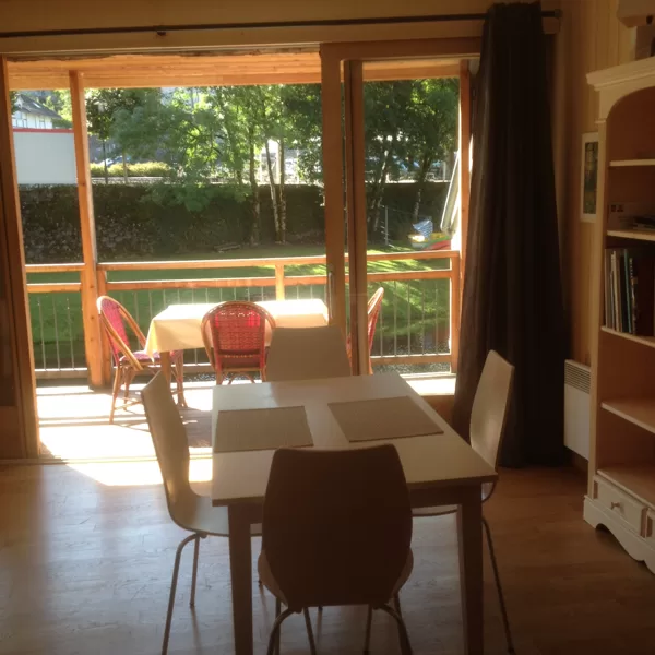 espace repas et balcon du 58